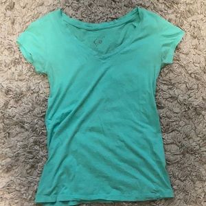 A t’ull tilt teal v-neck